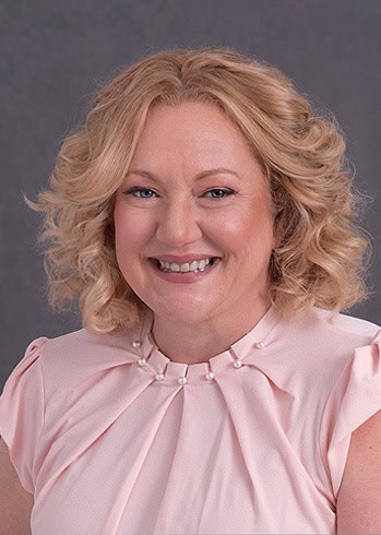 Meet Dee Hampel